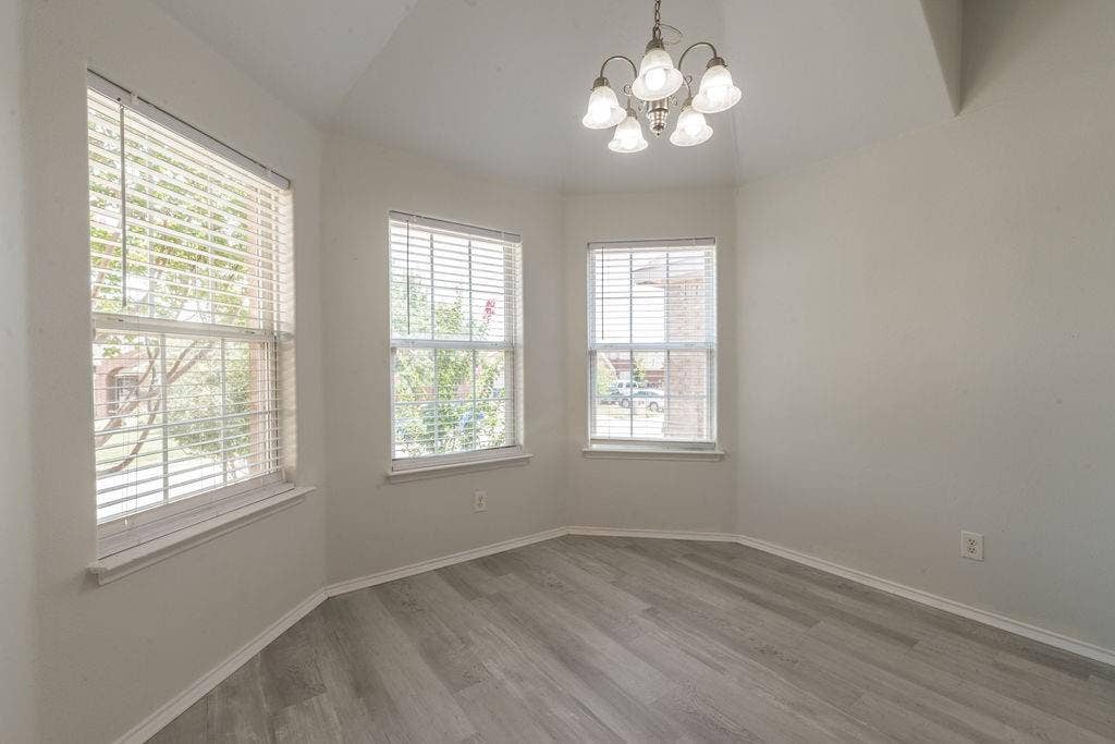 912 Hidden Oaks Drive, Burleson, TX 76028