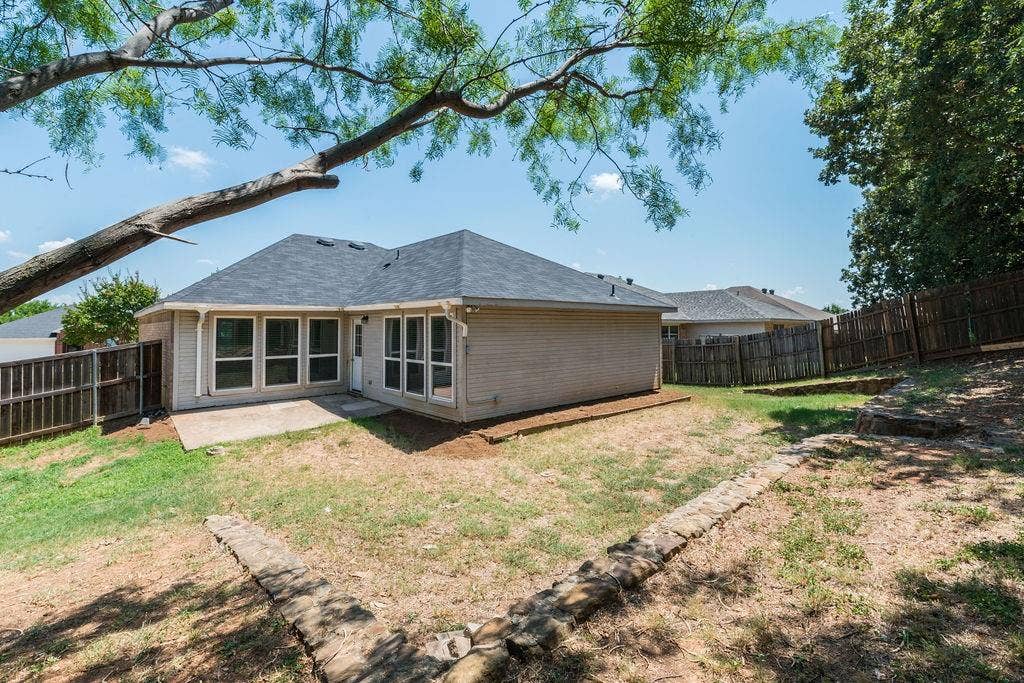 912 Hidden Oaks Drive, Burleson, TX 76028