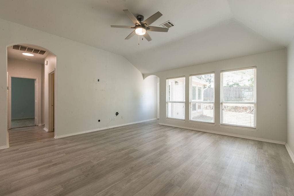 912 Hidden Oaks Drive, Burleson, TX 76028