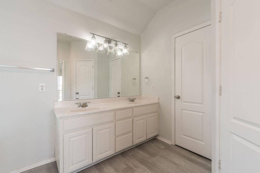 912 Hidden Oaks Drive, Burleson, TX 76028