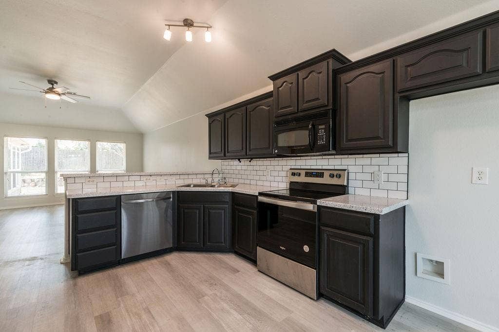 912 Hidden Oaks Drive, Burleson, TX 76028