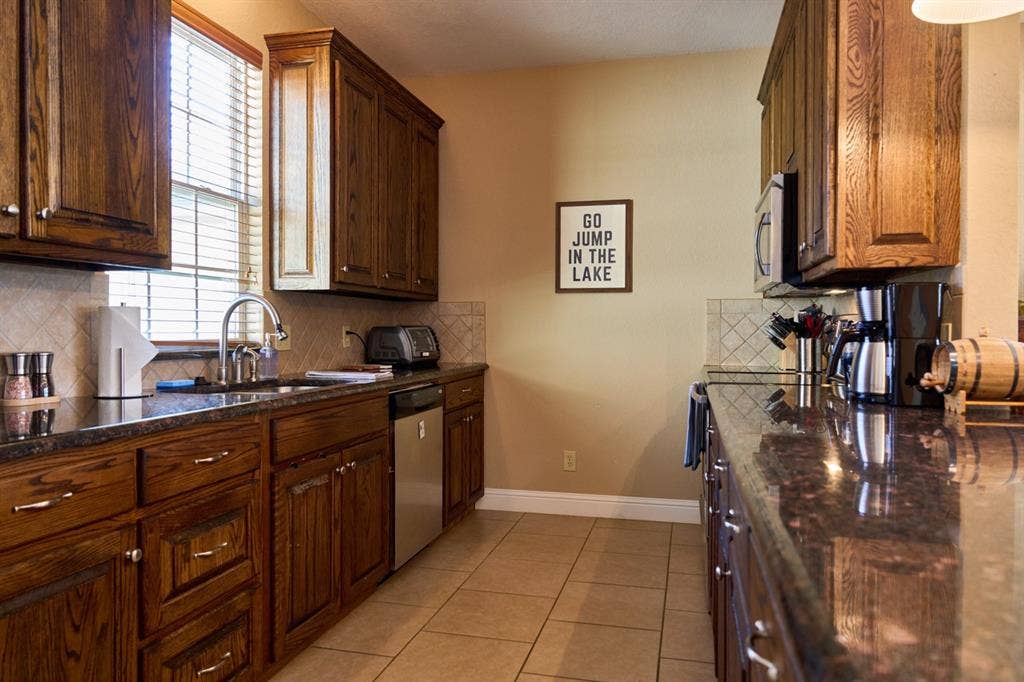 182 Oak Hills Drive, Mabank, TX 75156 182 Oak Hills Drive, Mabank, TX 75156