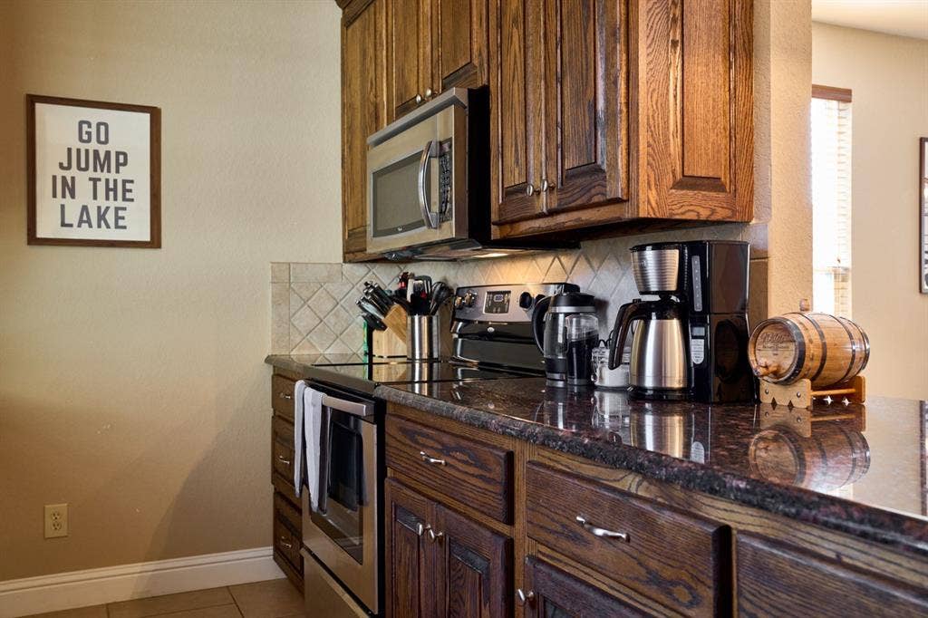182 Oak Hills Drive, Mabank, TX 75156 182 Oak Hills Drive, Mabank, TX 75156