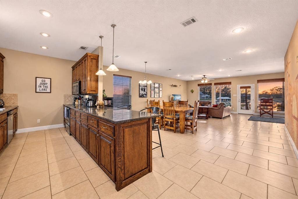 182 Oak Hills Drive, Mabank, TX 75156 182 Oak Hills Drive, Mabank, TX 75156