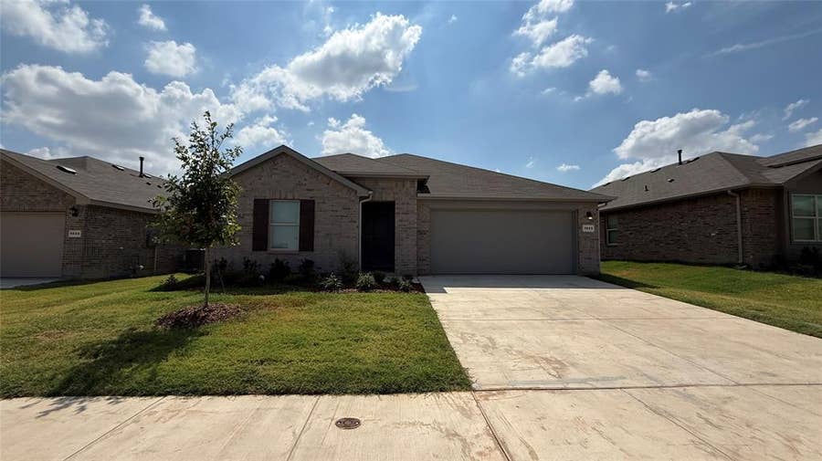 Property photo for 1033 Foxburg Drive, Fort Worth, TX