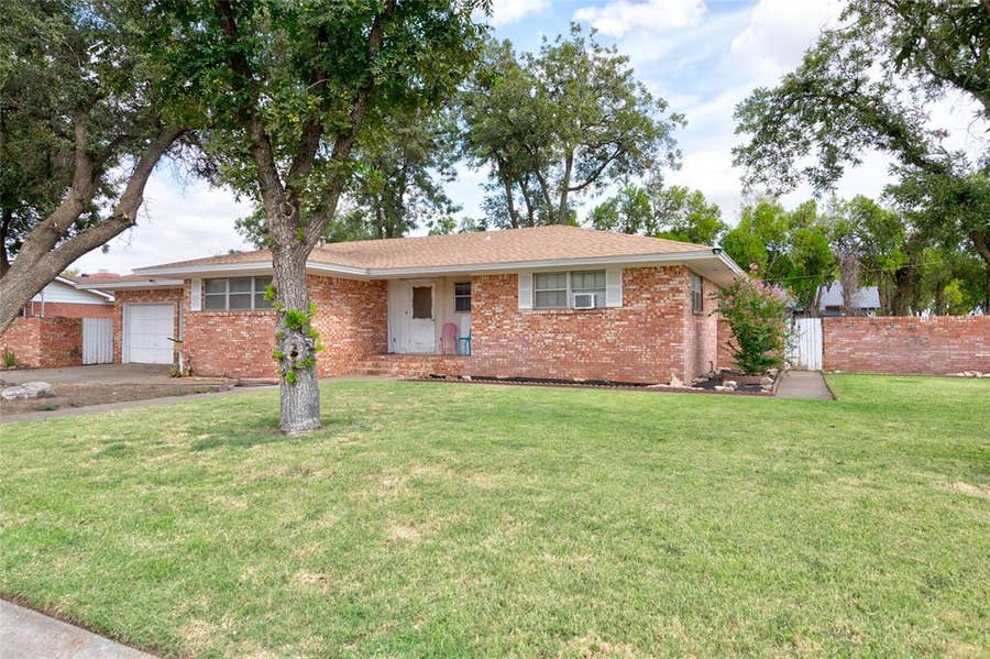 Property photo for 120 N 15th Avenue, Munday, TX
