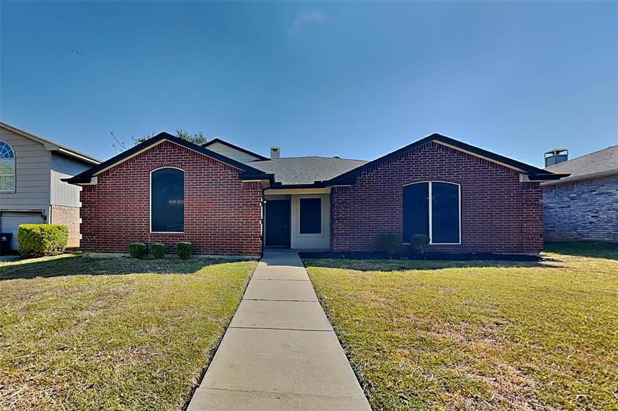 Property photo for 5515 Royal Meadow Lane, Arlington, TX