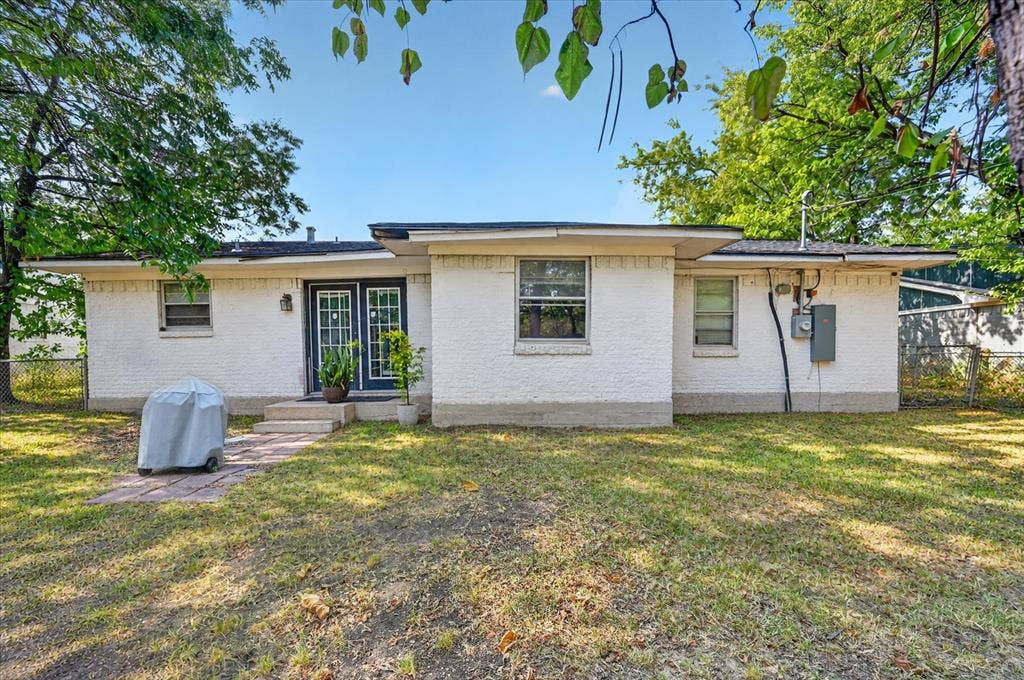 3320 Shorewood Drive, Mesquite, TX 75150 White stucco exterior with a dark trim roofline