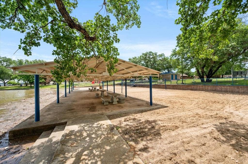 1300 Oak Harbor Boulevard, Azle, TX 76020 Community Amenities
