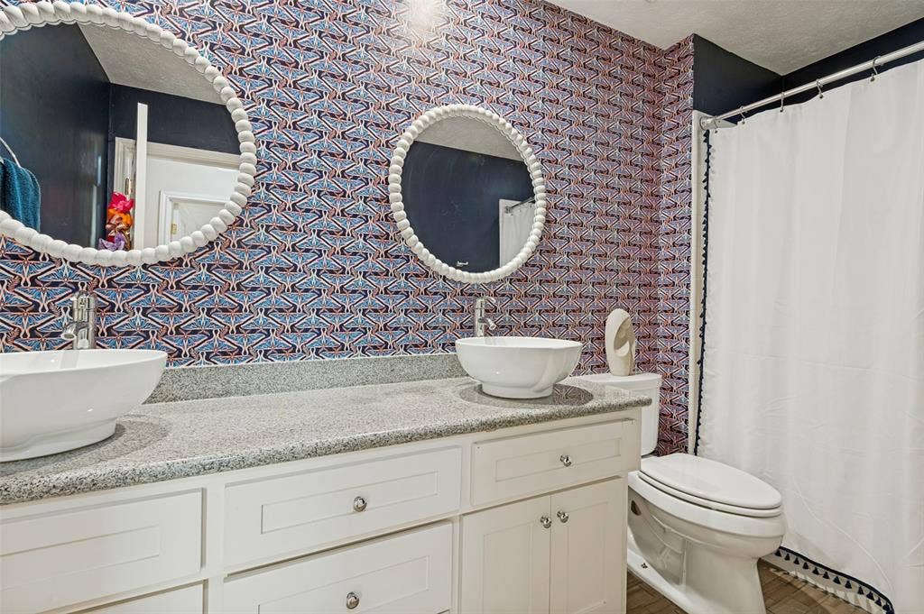 1803 Weanne Drive, Richardson, TX 75082 Upstairs hallway bathroom