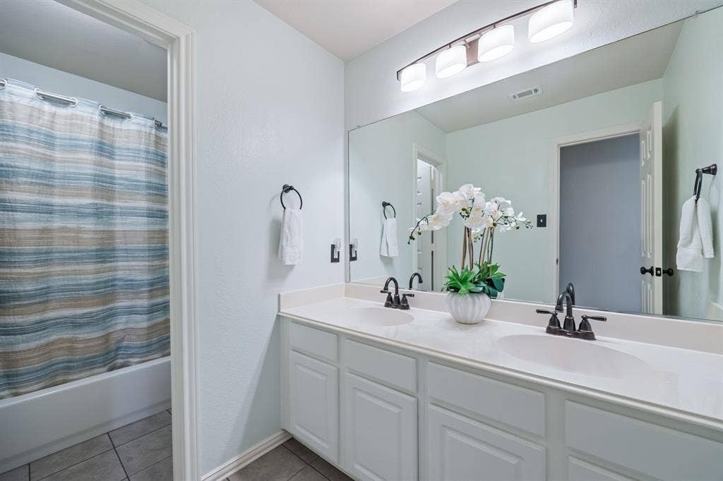 2501 Kentmere Lane, McKinney, TX 75072 Upstairs Bathroom
