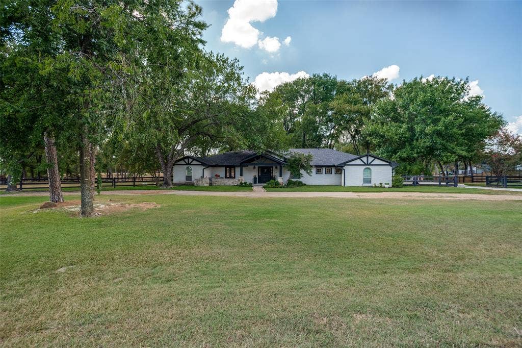 18 Brookhaven Drive, Lucas, TX 75002 Large front yard with circle drive.