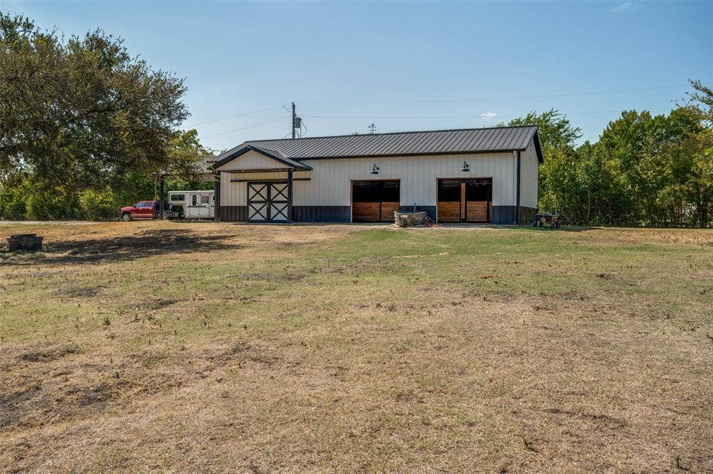 18 Brookhaven Drive, Lucas, TX 75002 Custom barn / workshop was built in 2025. Large pasture area surrounds the structure and provides plenty of space for your horses and livestock.