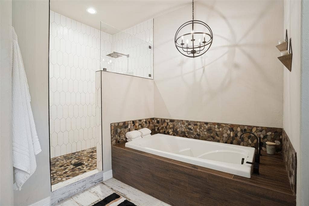18 Brookhaven Drive, Lucas, TX 75002 Spa-like primary bath