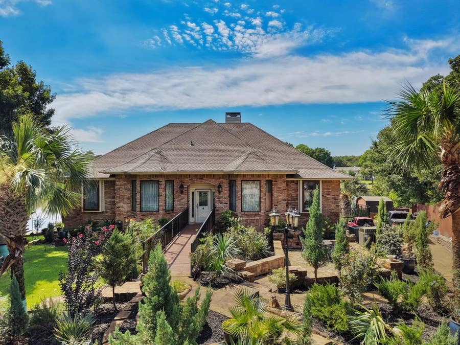 Property photo for 2910 Lakeshore Court, Arlington, TX