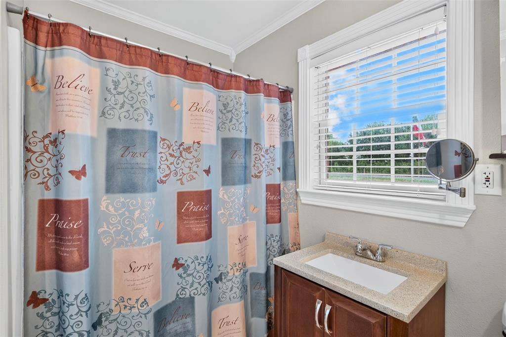 590 Bosque Lane, McGregor, TX 76657 Hall Bathroom