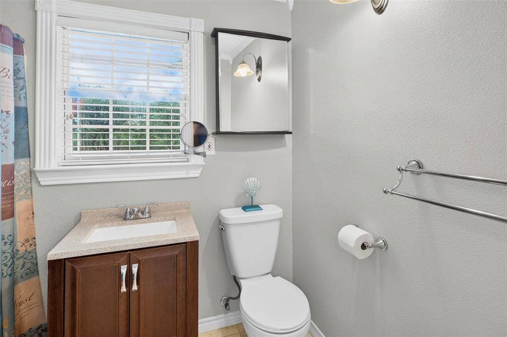 590 Bosque Lane, McGregor, TX 76657 Hall bathroom