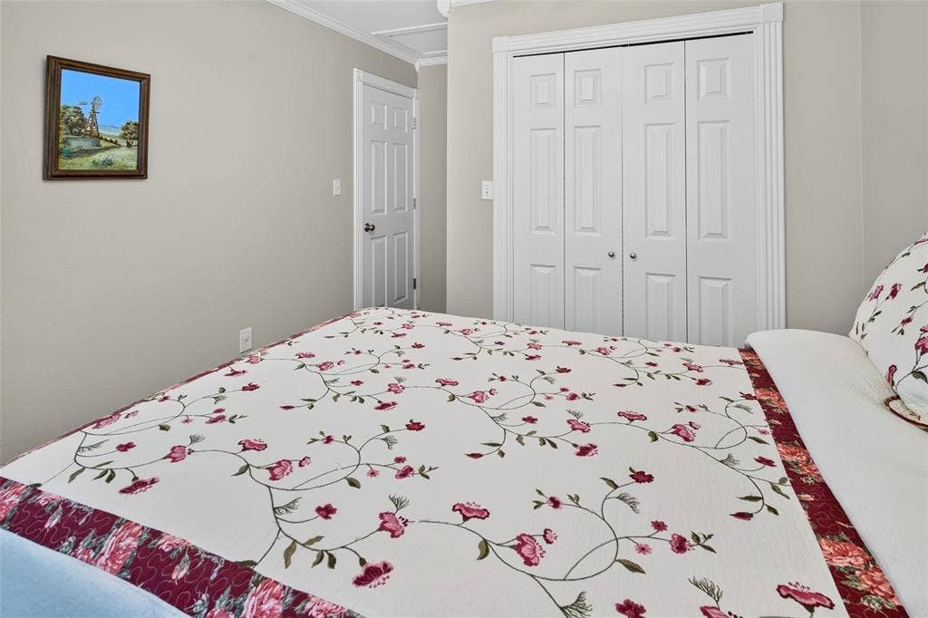 590 Bosque Lane, McGregor, TX 76657 Guest bedroom #1