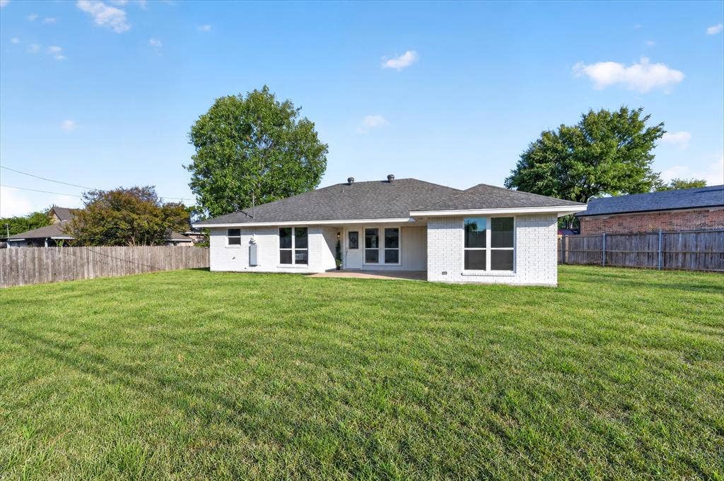 12 States Avenue, Midlothian, TX 76065 Large back patio for grilling, entertaining- just in time for fall football!