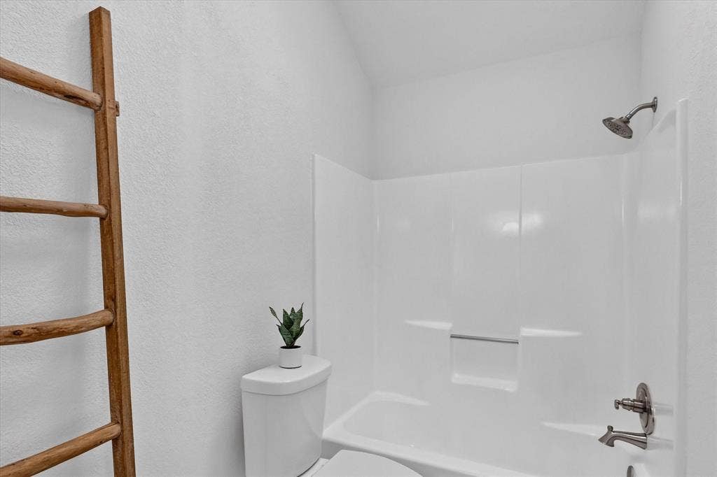 12 States Avenue, Midlothian, TX 76065 Clean, bright and spacious!