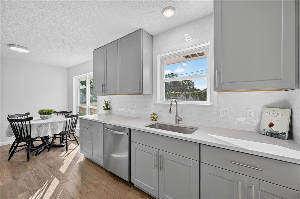 12 States Avenue, Midlothian, TX 76065 Beautiful full kitchen makeover!