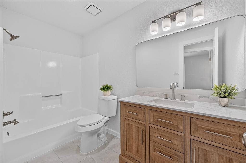 12 States Avenue, Midlothian, TX 76065 Amazing hall bathroom adjacent to both secondary bedrooms!