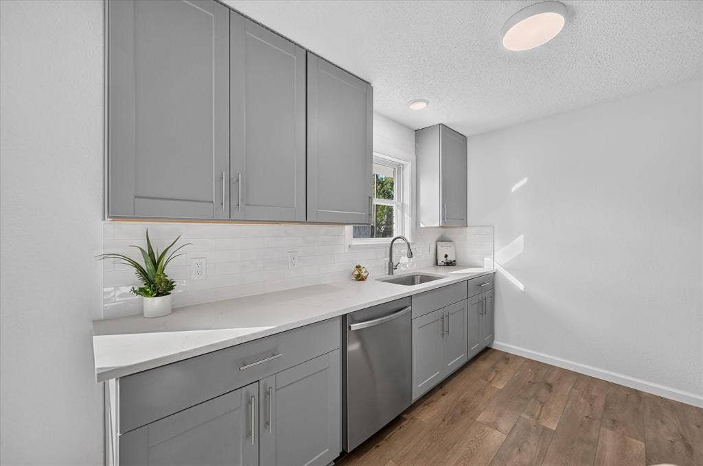 12 States Avenue, Midlothian, TX 76065 Abundant countertop space!