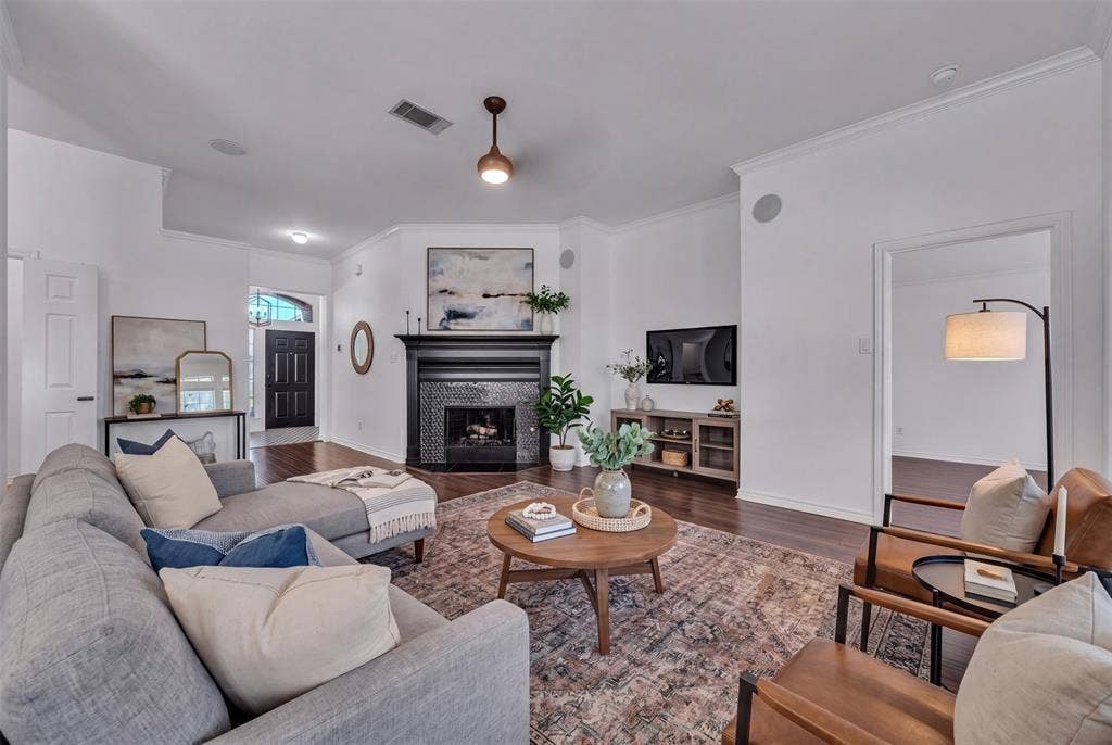 4533 Summerbrook Circle, Fort Worth, TX 76137
