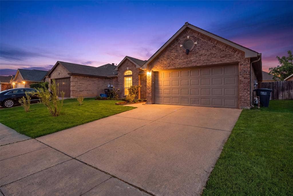 4533 Summerbrook Circle, Fort Worth, TX 76137