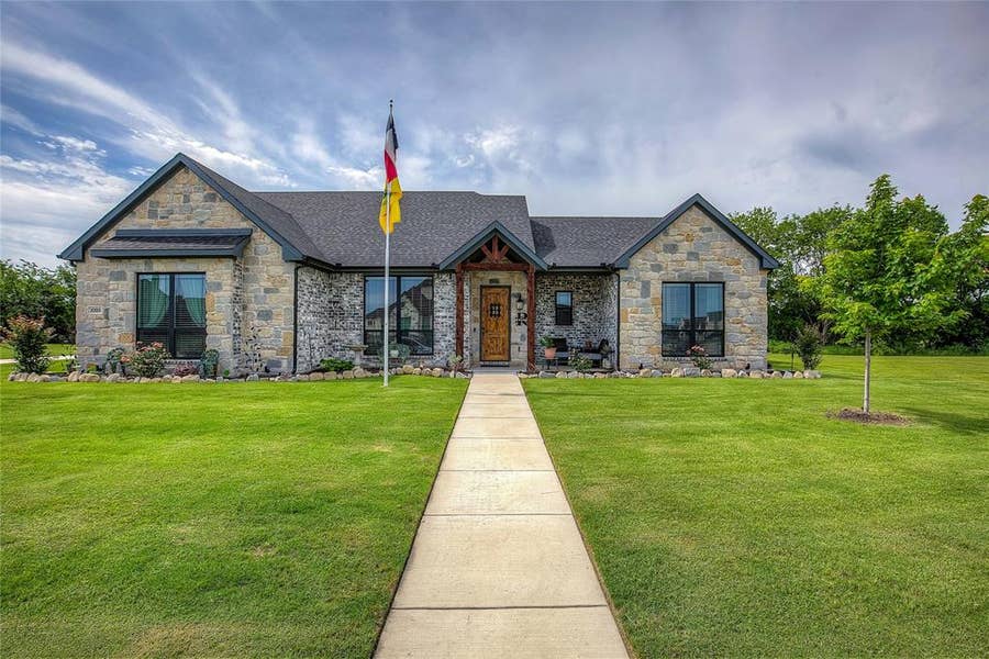 Property photo for 1025 Sinopa Street, Caddo Mills, TX