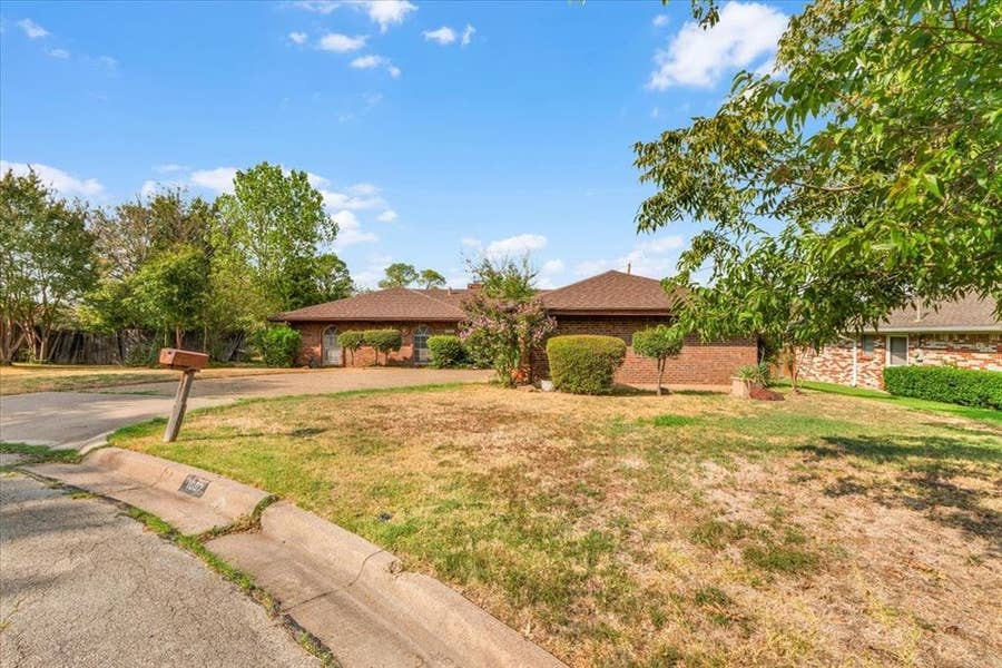 Property photo for 1007 Field Crest Court, Arlington, TX