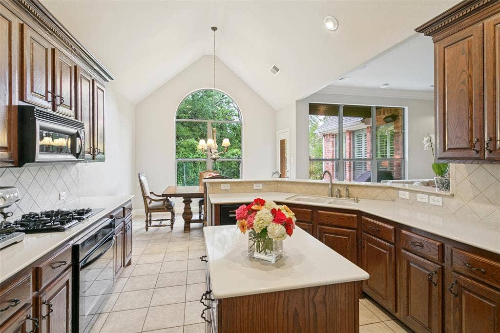 2206 Muskeg Lane, Euless, TX 76039 2206 Muskeg Lane, Euless, TX 76039