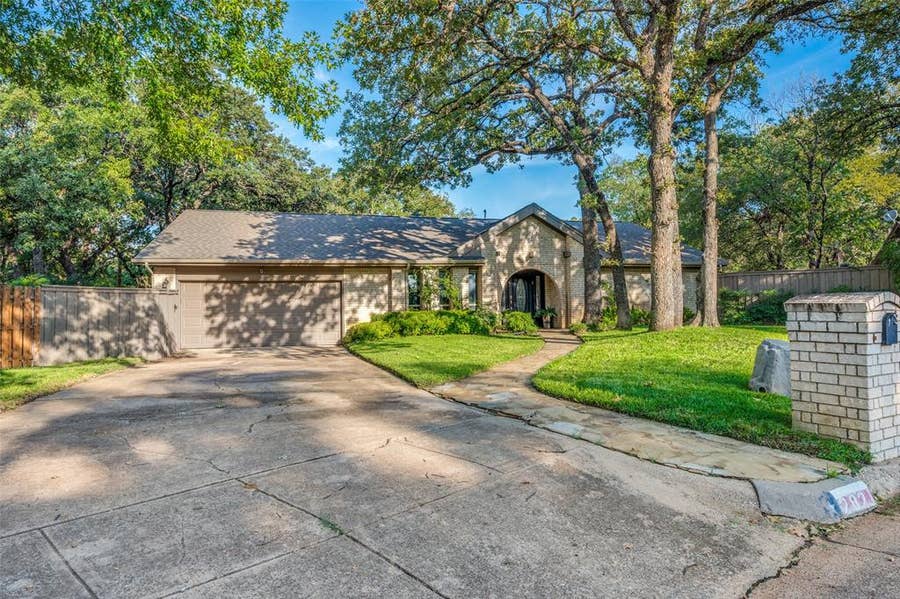 Property photo for 2821 Buffalo Court, Arlington, TX
