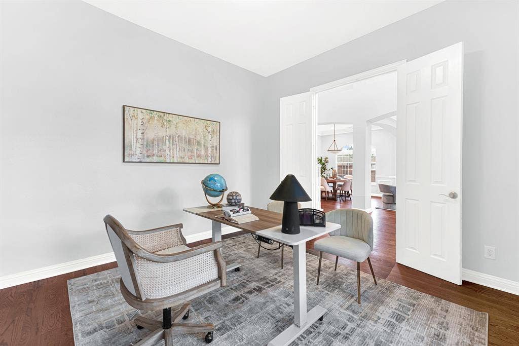 Private office space on 1st floor [can also double as a guest suite / 5th Bedroom]