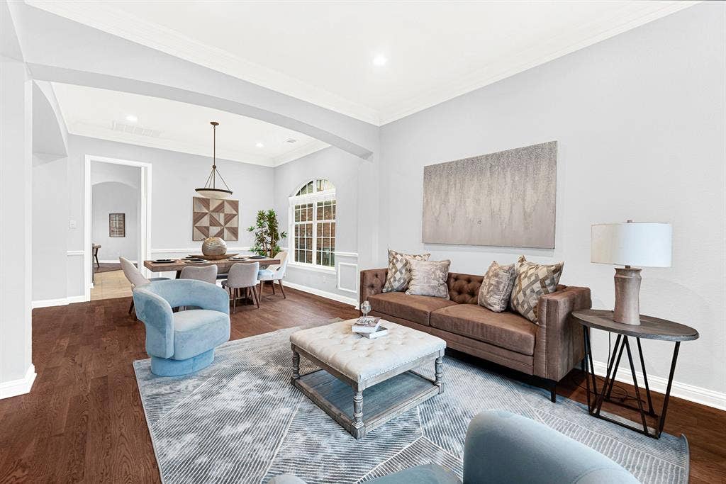 4433 Creekbend Circle, Richardson, TX 75082 Enjoy combined "Formals"; perfect for easy entertaining