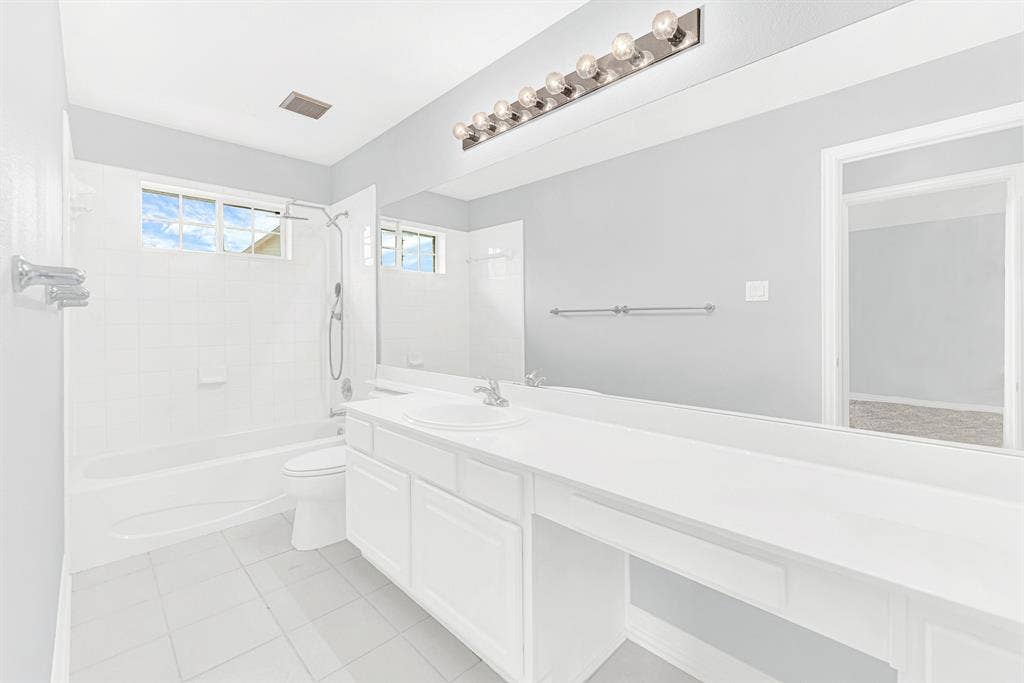4433 Creekbend Circle, Richardson, TX 75082 Example of secondary bathroom - Upstairs features 2 full bathrooms