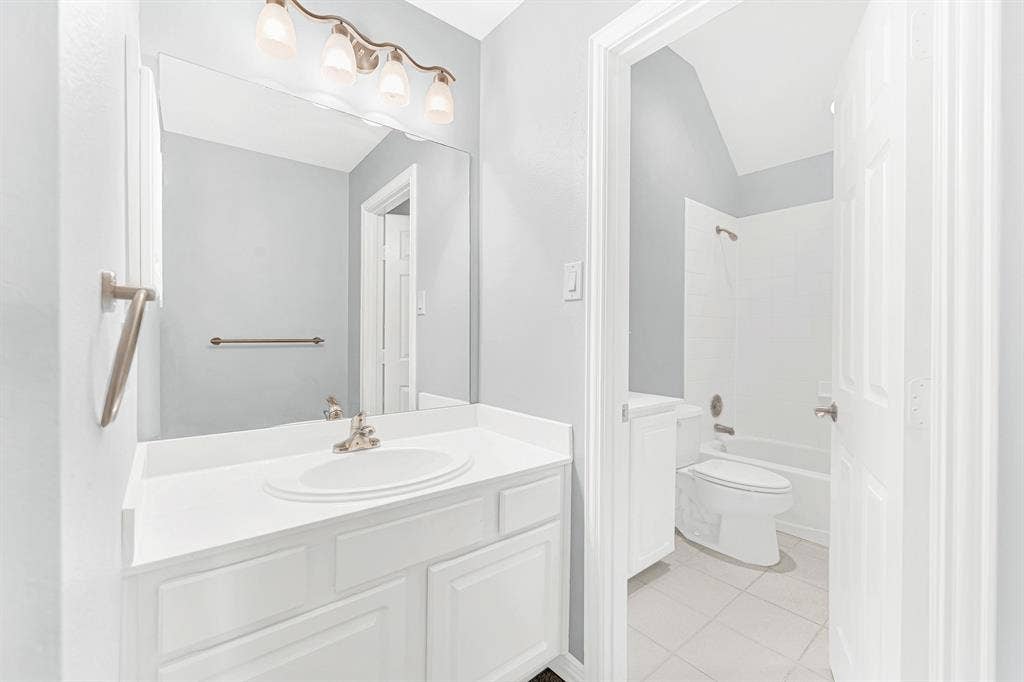 4433 Creekbend Circle, Richardson, TX 75082 Secondary bathroom