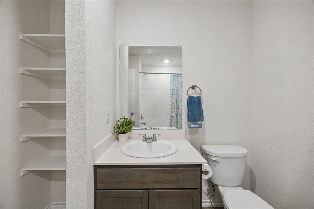 3719 Mildren Bend, Crandall, TX 75114 Full bathroom for the upstairs bedrooms