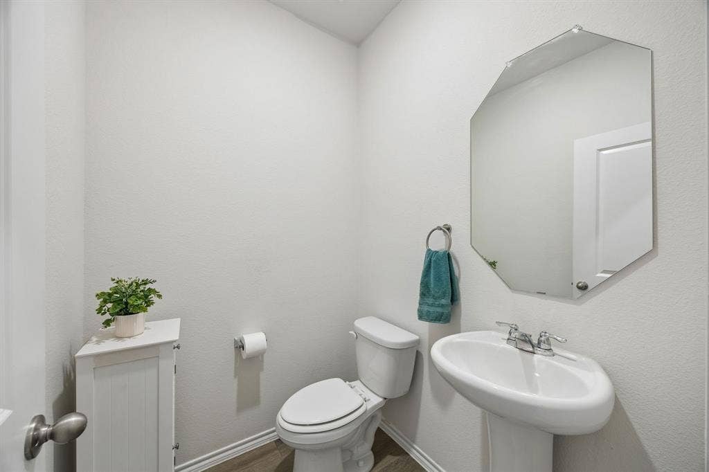 3719 Mildren Bend, Crandall, TX 75114 Half bath for guests