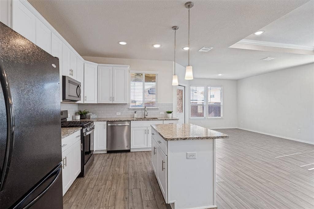 Island and breakfast bar for added seating