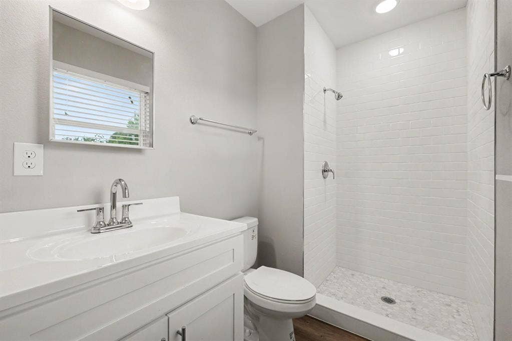 3001 Harvard Street N, Irving, TX 75062 Primary Bathroom