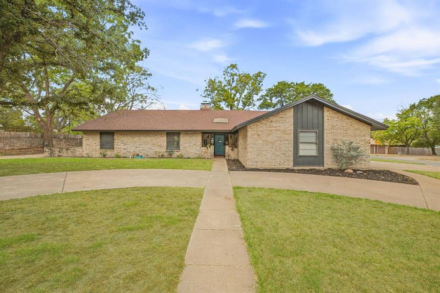 Property photo for 1190 N Charlotte Avenue, Stephenville, TX