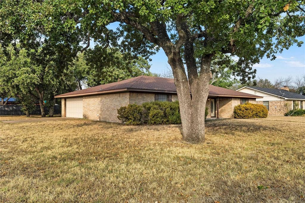 400 N Walnut Street, Waco, TX 76705 400 N Walnut Street, Waco, TX 76705