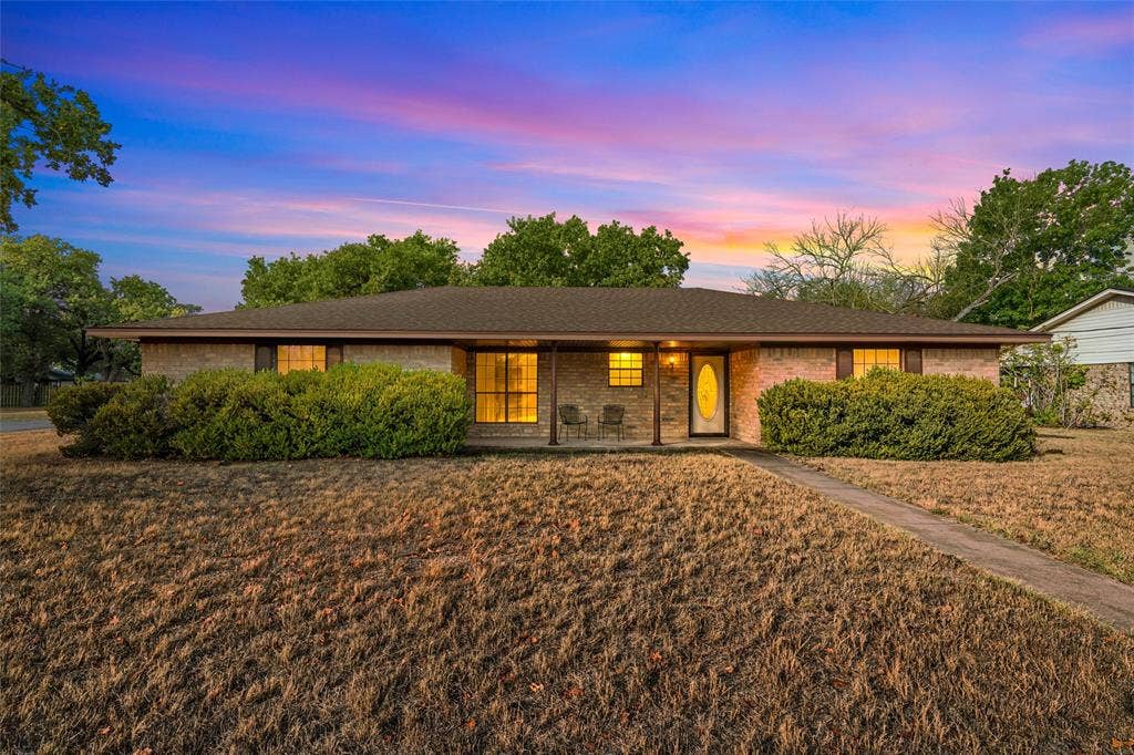 400 N Walnut Street, Waco, TX 76705 400 N Walnut Street, Waco, TX 76705