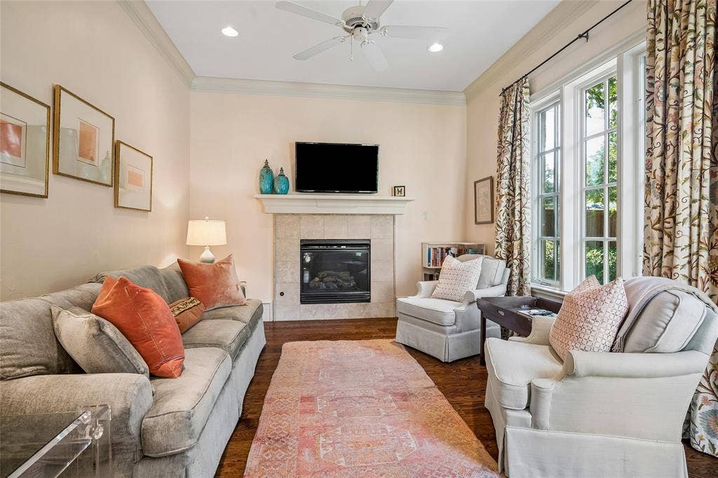 5222 Stonegate Road, Dallas, TX 75209 Secreted off the primary bedroom you’ll find this lovely private space to relax. Featuring hardwood finish flooring, a fireplace with a stone surround and views of pool and spa