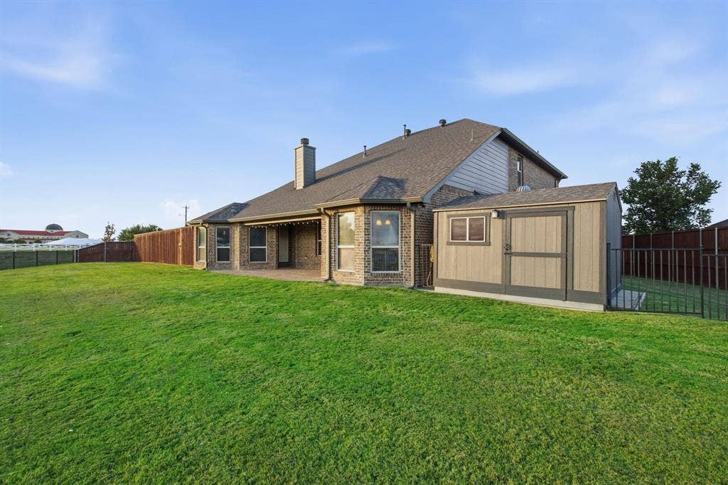 SO MUCH BACKYARD SPACE READY FOR A POOL OR ALL YOUR IDEAS