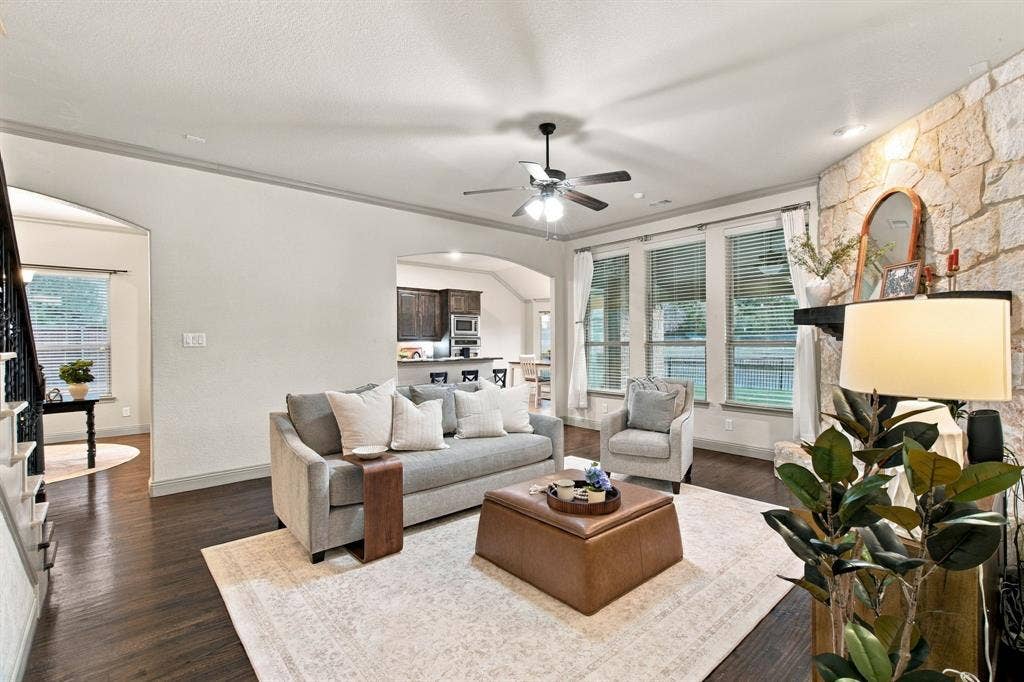 GREAT FLOW FROM LIVING TO KITCHEN AREA