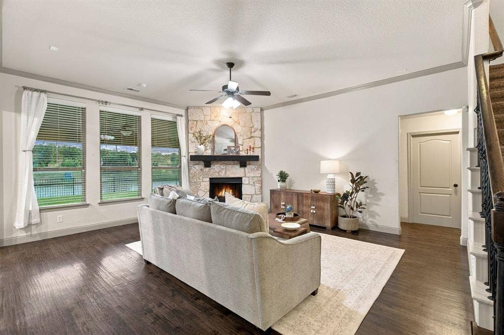LIVNG ROOM WITH LOTS OF SPACE TO DESIGN YOUR WAY
