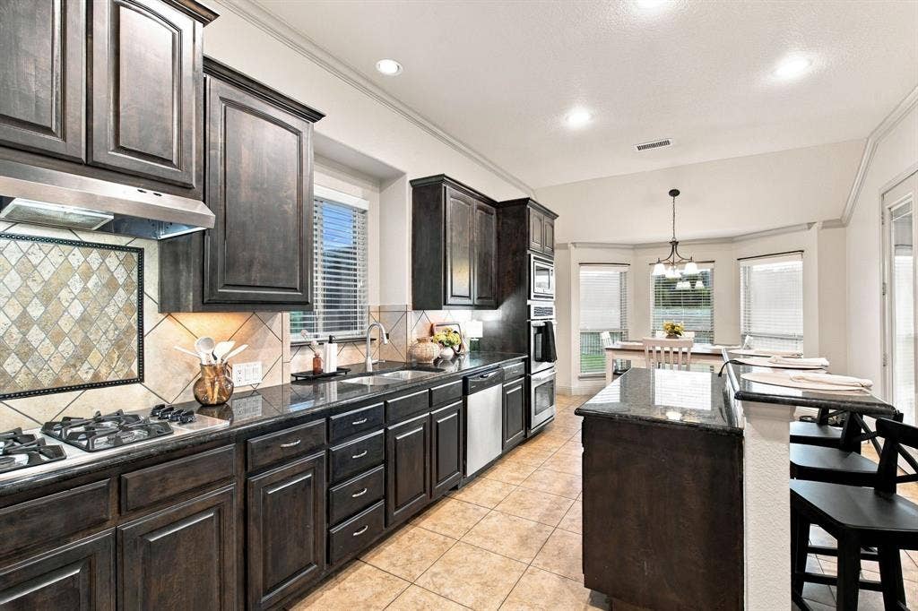 SO MANY CABINETS IN THIS KITCHEN