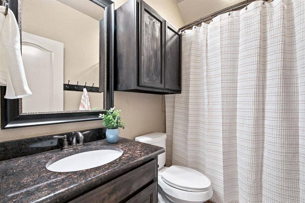 UPSTAIRS BATH IN BETWEEN THE TWO BEDROOMS